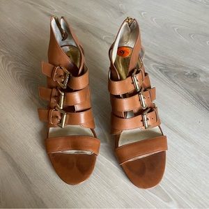 Strappy low heel pumps / sandals